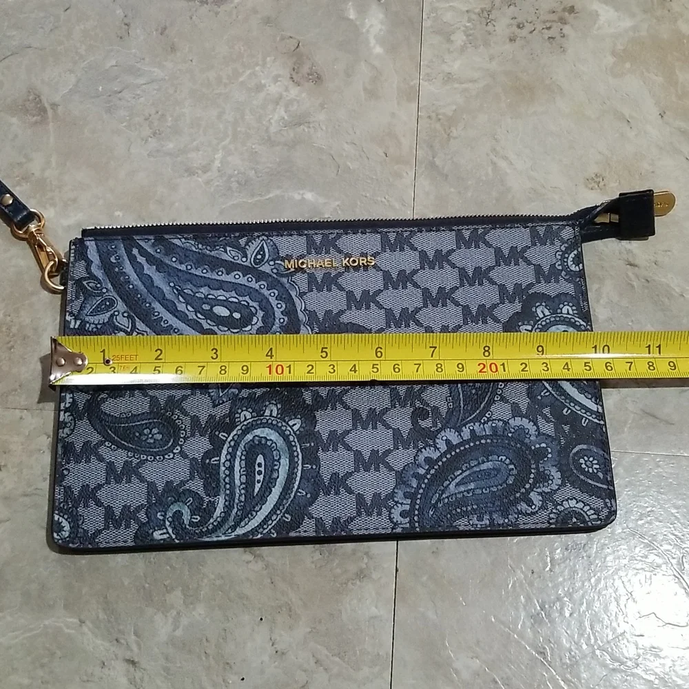 Michael kors wristlet. - Picture 7 of 8